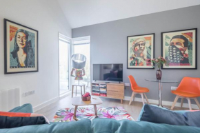 Superb Central Apt - With Parking
